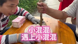 小混混遇上小混混#农村原创视频段子 #视频纯属娱乐请勿模仿