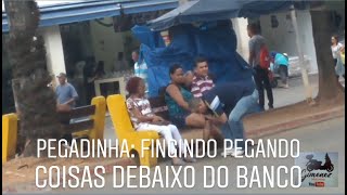 Pegadinha: Fingindo pegando coisas debaixo do banco