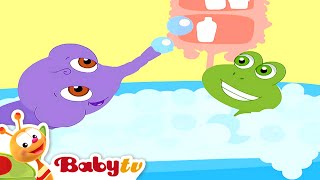 Bolle nella vasca 🛁 🤩 | Ora del bagno con i giocattoli 🧸 | Video per bambini @BabyTVIta