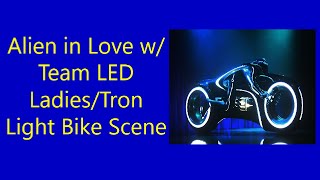 Влюбленный пришелец с командой LED Ladies / Tron Light Bike Scene