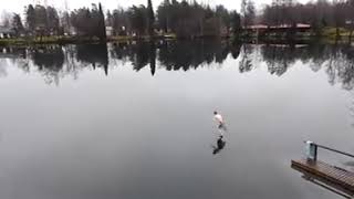 Plonger dans un lac en hiver