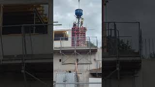 Concreting of a monolithic wall using cranes and a vibrátor