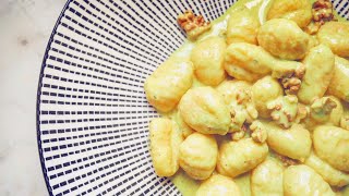 Gnocchi al gorgonzola con curcuma, noci e curry