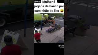 mulher e jogada por caminhão de lixo 😂#shorts_ #comedia #viral #vídeoviral #videoshort #videoshorts