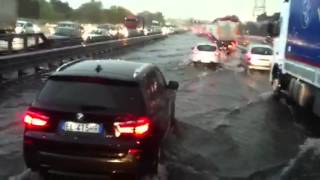 Diluvio in autostrada a Bologna