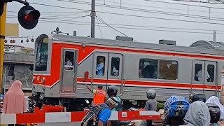 vol.108 ~ KRL Commuter Line keluar/masuk Stasiun Pasar Minggu #krl