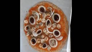 بيتزا بالكروفت والكلمار العجينة بالخميرة البلديةPizza marisco con masa natural