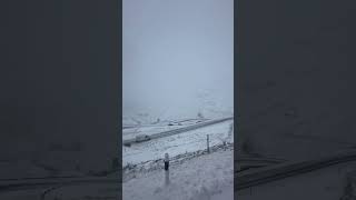 Zunehmender SCHNEEFALL auf der Strasse zum JULIERPASS