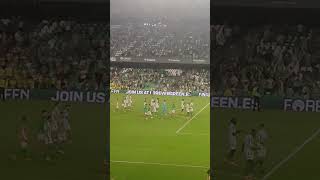 Jugadores béticos reciben apoyo de la grada tras partido Betis-Espanyol. 29-09-24 #realbetis