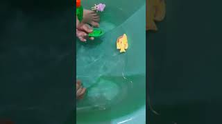 wow! Dede mancing sambil mandi. penasaran mancing ikan Apa y???