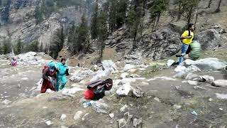 Rohtang Valley: Kids having fun on the snow