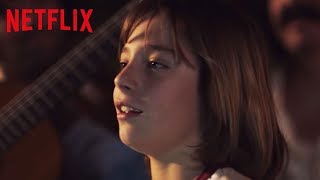 Frente a una copa de vino en Luis Miguel La Serie | Netflix