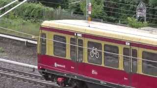 Berliner S-Bahn fährt am Bahnhof Südkreuz ein 482 120-3