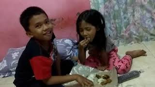 Anak-anak me-review makan nasi lalapan