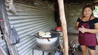 Haci preparamos lo q enviaremos para la USA 😁tamalitos y tortillas 😋😋