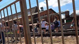 Переход в Лианозово. Появилась еще одна дыра в заборе. Берегите себя...