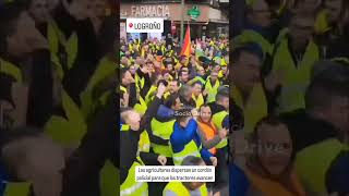 Los agricultores rompen un cordón policial para que circulen los tractores en #Logroño #viral #short