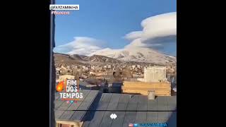 🇮🇷 Nuvens incomuns no céu do Irã Nuvens estranhas foram visitas sobre a cidade iraniana de Helkhal.