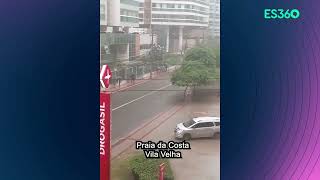 Ruas ficaram alagadas na Praia da Costa, em Vila Velha