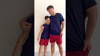 Pijama pai e filho de verão, bermuda vermelha blusa azul marinho estampa símbolo semelhante a tommy