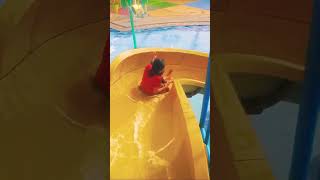 Meluncur 💦💨 - Madagascar Water Park