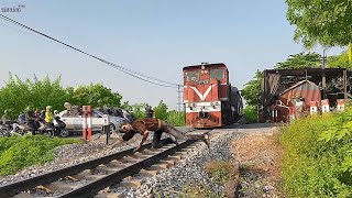 Tàu hoả gặp xác sống giữa đường | Zombie and train