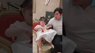 Alice thích lấy đồ ăn cho bố mẹ. Birthday Alice daddy’s 16/5