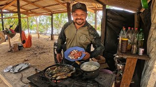 ERA UM PEIXE ATRÁS DO OUTRO NESSE LUGAR PESCAMOS E FIZEMOS PEIXE FRITO NO FOGÃO A LENHA