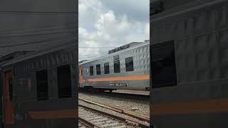 kereta berkepala 2 #keretaapi #keretaapiindonesia #indonesianrailfans #railfans #follow #fypyoutube