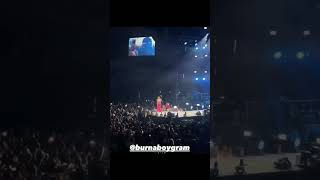 Burna Boy performing kilomtre in Paris