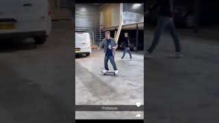 Milan Knol laat trucje zien op skateboard 🛹