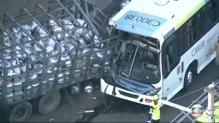 Acidente entre caminhão e ônibus deixa morto e feridos no Rio