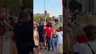 Indígenas hasteiam bandeira na Praça dos Três Poderes 26/08/21