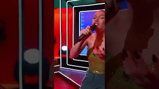 Priscilla Alcântara cantando "Graveto" da Marília Mendonça