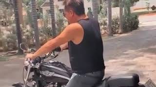 Leonardo indo pra fazenda de moto. Kkkkkkkkkkkkkkk(2)