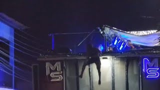 Homem c4i de trio elétrico durante festa de Carnaval em Piracuruca, no Piauí!