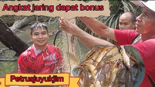 Mengangkat jaring dan perangkap ikan dapat Bonus Kodok