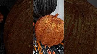 LOOK at those glam pumpkins!!! #glam #pumpkins #falldecor #fallwreath #glamwreath in