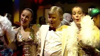 Benny Hill & Hill's Angels - Cabaret in Cafe Le L'Opera (1986)