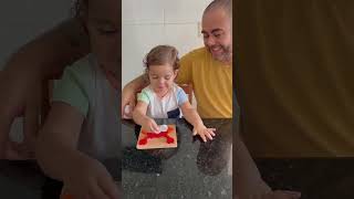 Pai e filha brincando com um quebra-cabeça