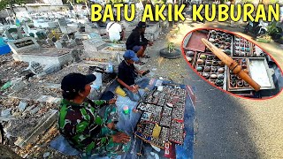 TIDAK TAKUT JUALAN BATU AKIK DI TENGAH KUBURAN