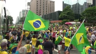 Multidão protesta contra toque de recolher enquanto o Brasil luta contra a segunda onda brutal