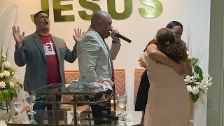 Pastor Robson Silva Deus falando com a pastora na igreja ministério Promessa São Braz socorro/SE