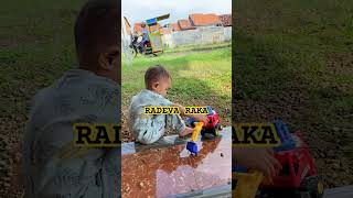 Raka Bermain Truk oleng sama truk keruk #bermain #trukoleng #viral