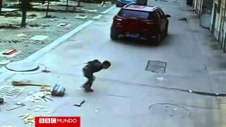 El milagroso escape de un niño arrollado por un auto ...