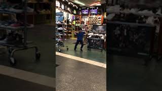 Bailando en la tienda