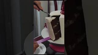 Bolo de chocolate com recheio de ninho e cobertura de pasta de leite,se inscreve, deixa like #bolo