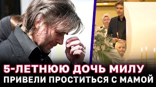 Петр Чернышев с 5-летней дочерью на похоронах Анастасии Заворотнюк