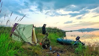 ЗАБРАЛИСЬ В ДРЕВНИЕ МЕСТА МЕСТНЫХ! ЛОПАТЫ КЛЮЮТ ОДНА ЗА ДРУГОЙ! РЫБАЛКА С НОЧЁВКОЙ В ПАЛАТКЕ