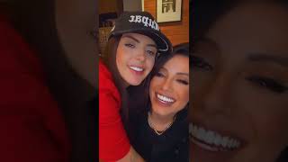 Lilian Kimi e Vanessa fazem live engraçada e se beijam